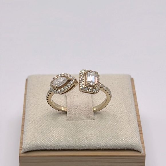 Unique Emerald and pear cut twin diamond engagement ring - Picture 12 of 12